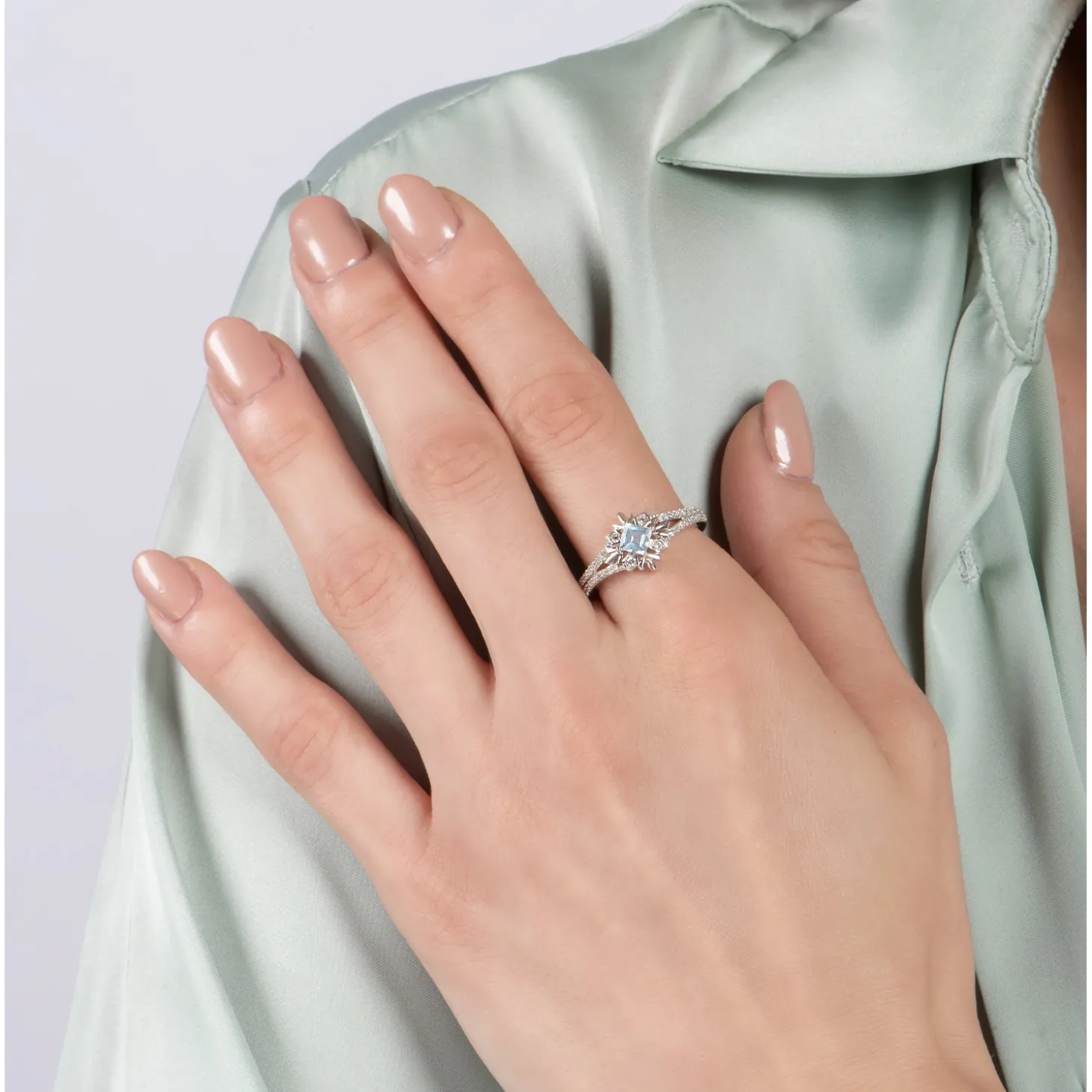 Enchanted Disney Fine Jewelry Sterling Silver with 1/5 CTTW Aquamarine Centre Diamond Frozen 2 Elsa Snowflake Ring